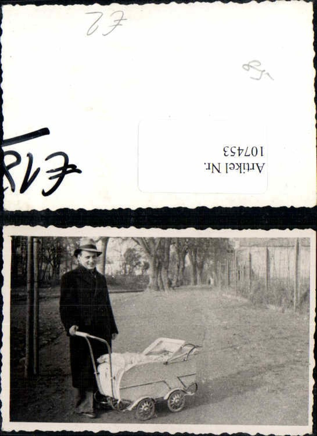 107453,Mann m. Hut Kinderwagen