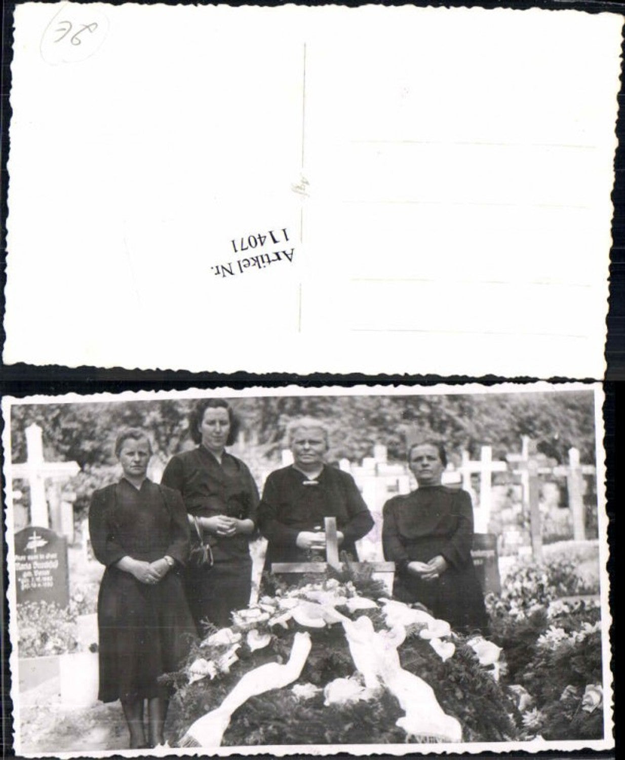 114071,Frauen am Grab am Friedhof Begräbnis