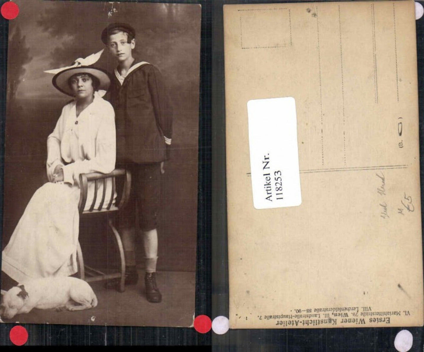 118253,Atelier Foto FRau m. Hut und Sohn m. Hund am Boden