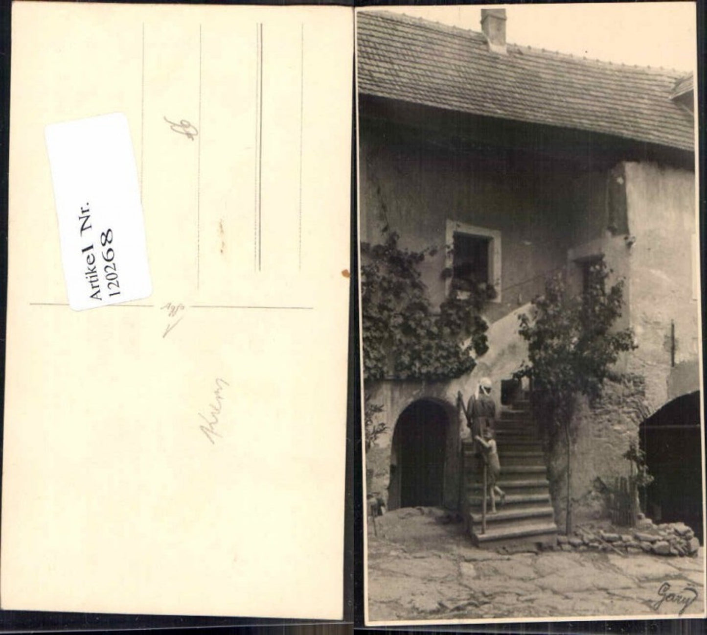 120268,Krems a.d. Donau FotoAK Leute in einem Hof