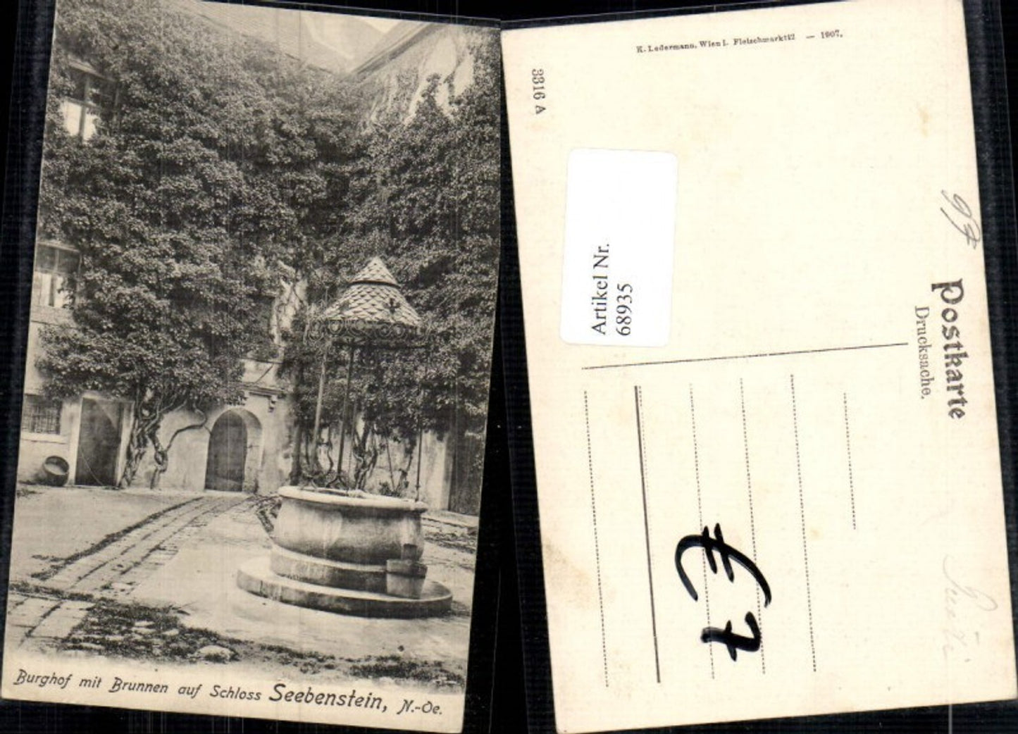 68935,Burghof mit Brunnen auf Schloss Seebenstein