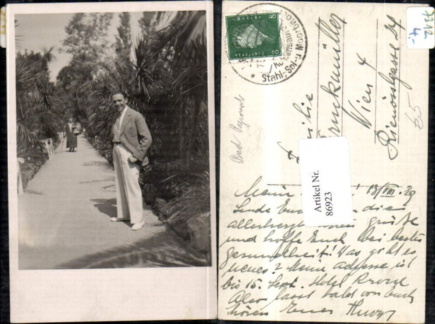 86923,Foto AK Bad Pyrmont Mann am Weg