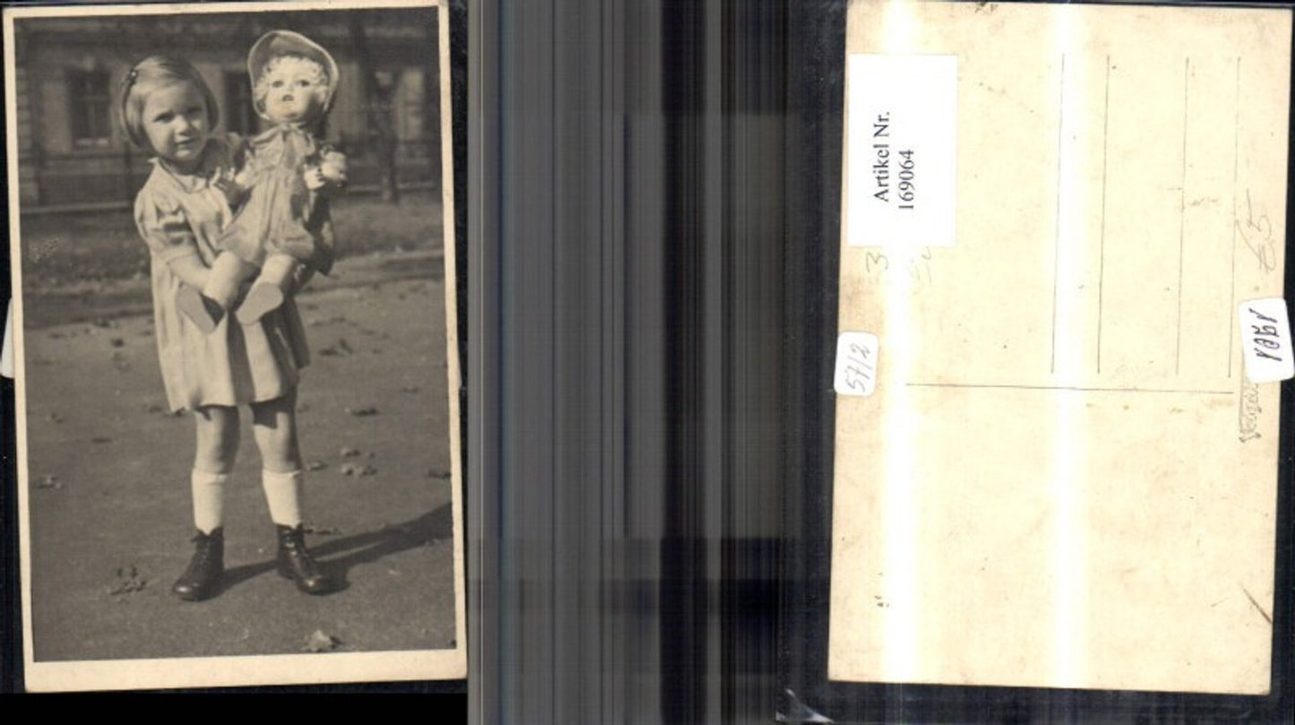 169064,Foto Ak Kind Mädchen m. Puppe Spielzeug