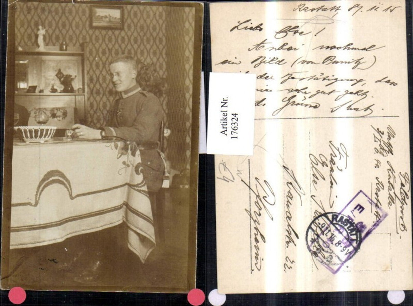 176324,Foto AK b. Karlsruhe u. Baden-Baden Mann i. Uniform b. Tisch
