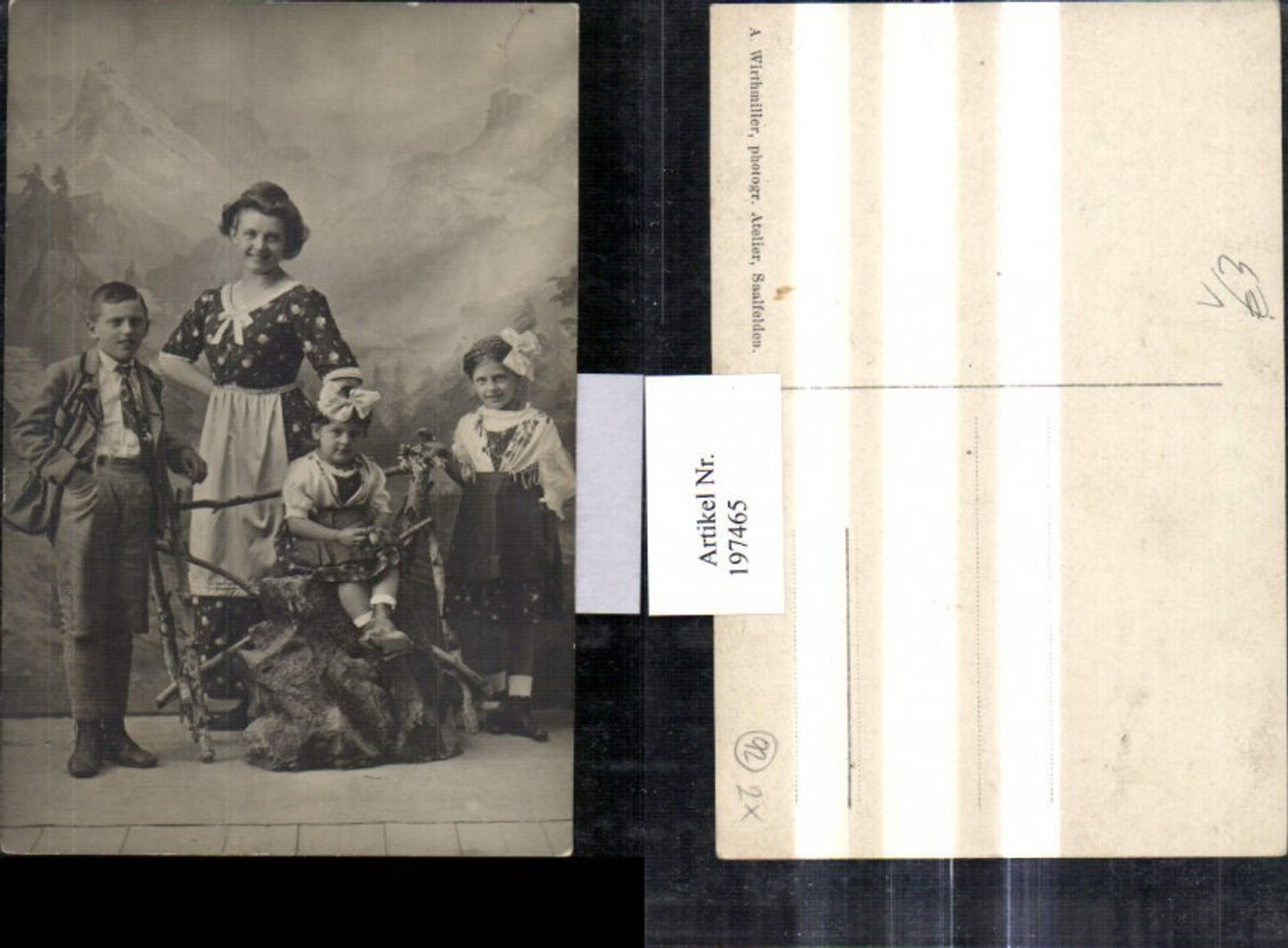 197465,Frau m. Kinder in Tracht Kleider Atelier pub A. Wirthmiller