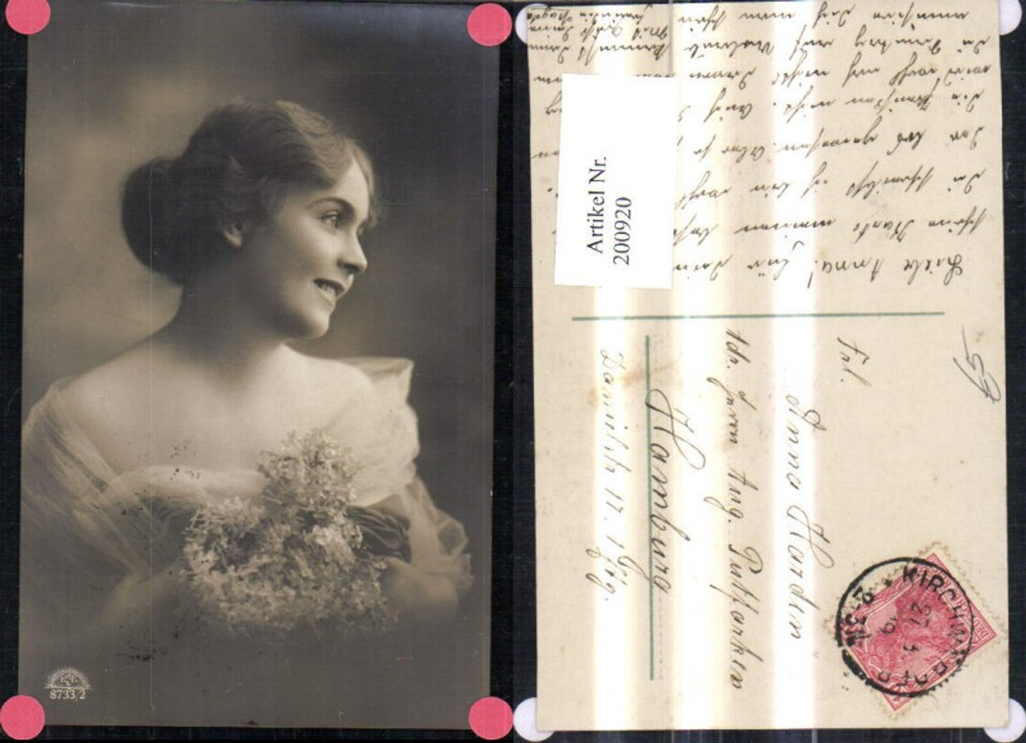 200920,Frau m. Blumen Strauß