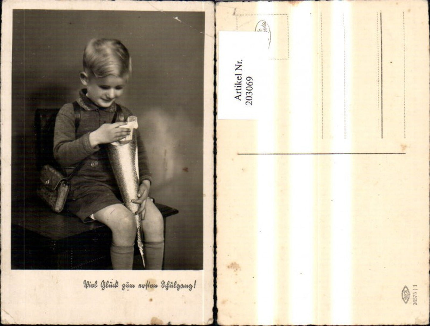 203069,Schulanfang Einschulung Junge Bub m. Schultasche Schultüte a. Tisch
