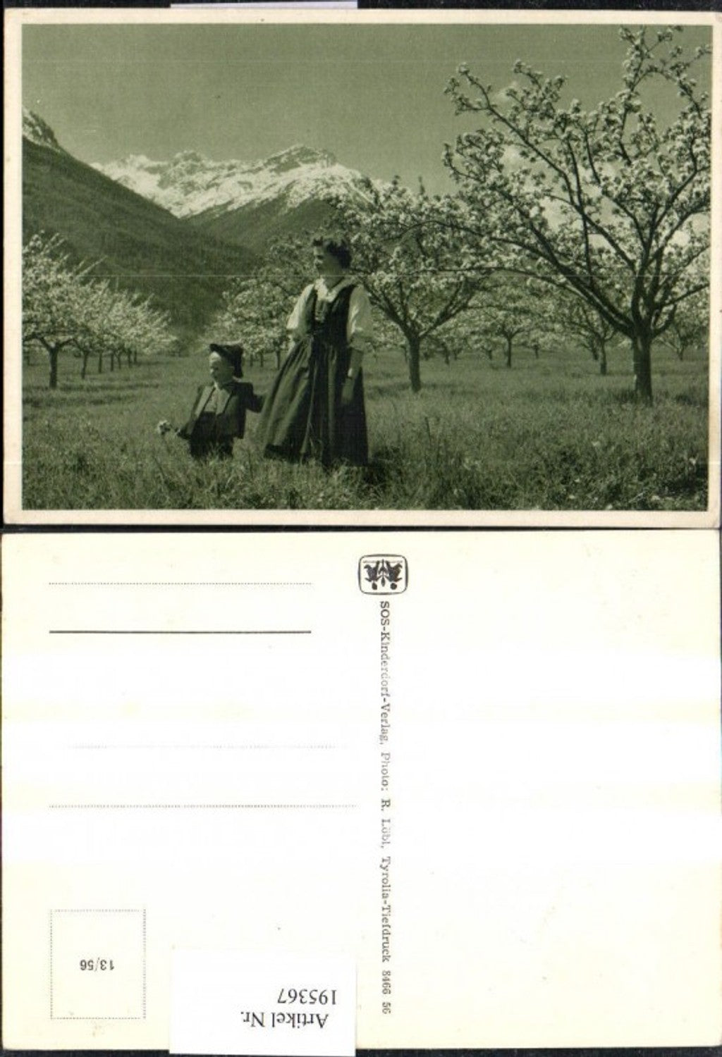 195367,SOS Kinderdorf 13/56 Frau m. Bub i. Tracht a. Wiese Blühende Bäume Bergkulisse