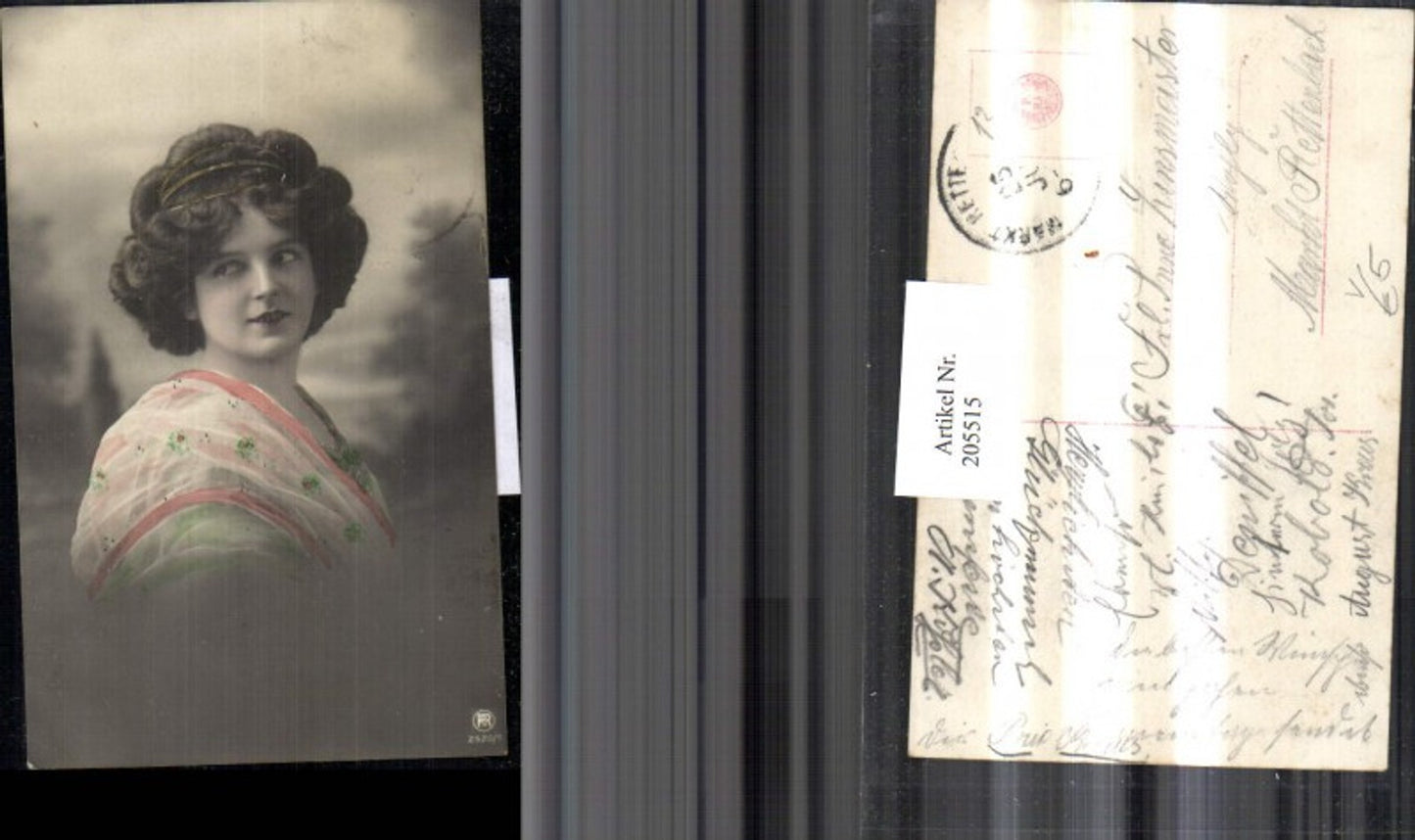 205515,Frau m. Haarreifen Portrait pub RPH 2520/1