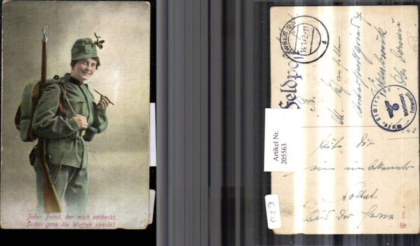 205563,Frau in Uniform Soldatin Gewehr Zigarette
