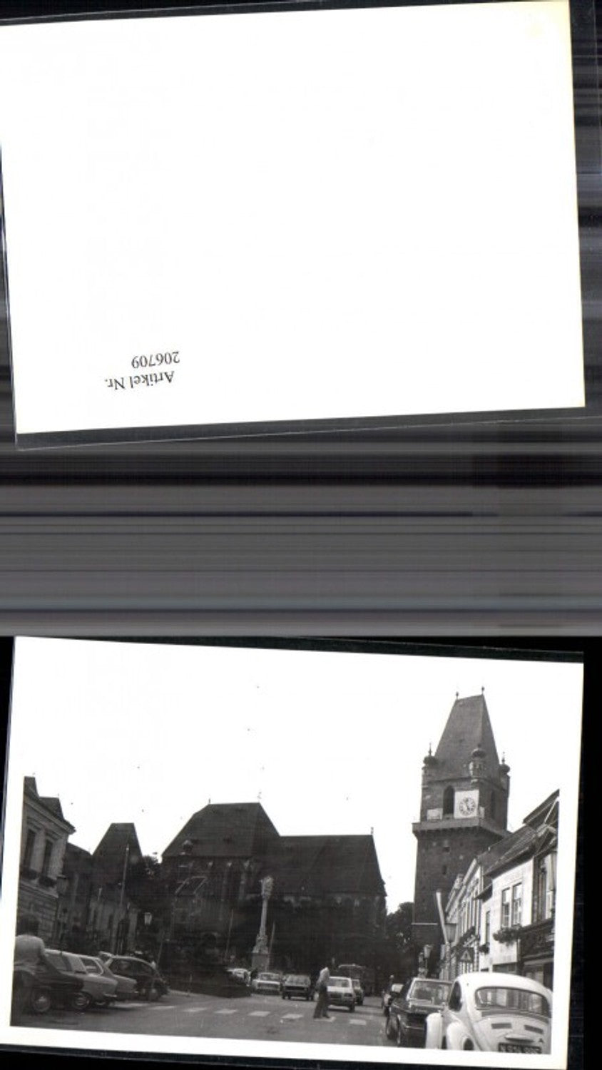 206709,Foto Perchtoldsdorf Martinskirche Wehrturm Hauptplatz Auto VW Käfer Personen