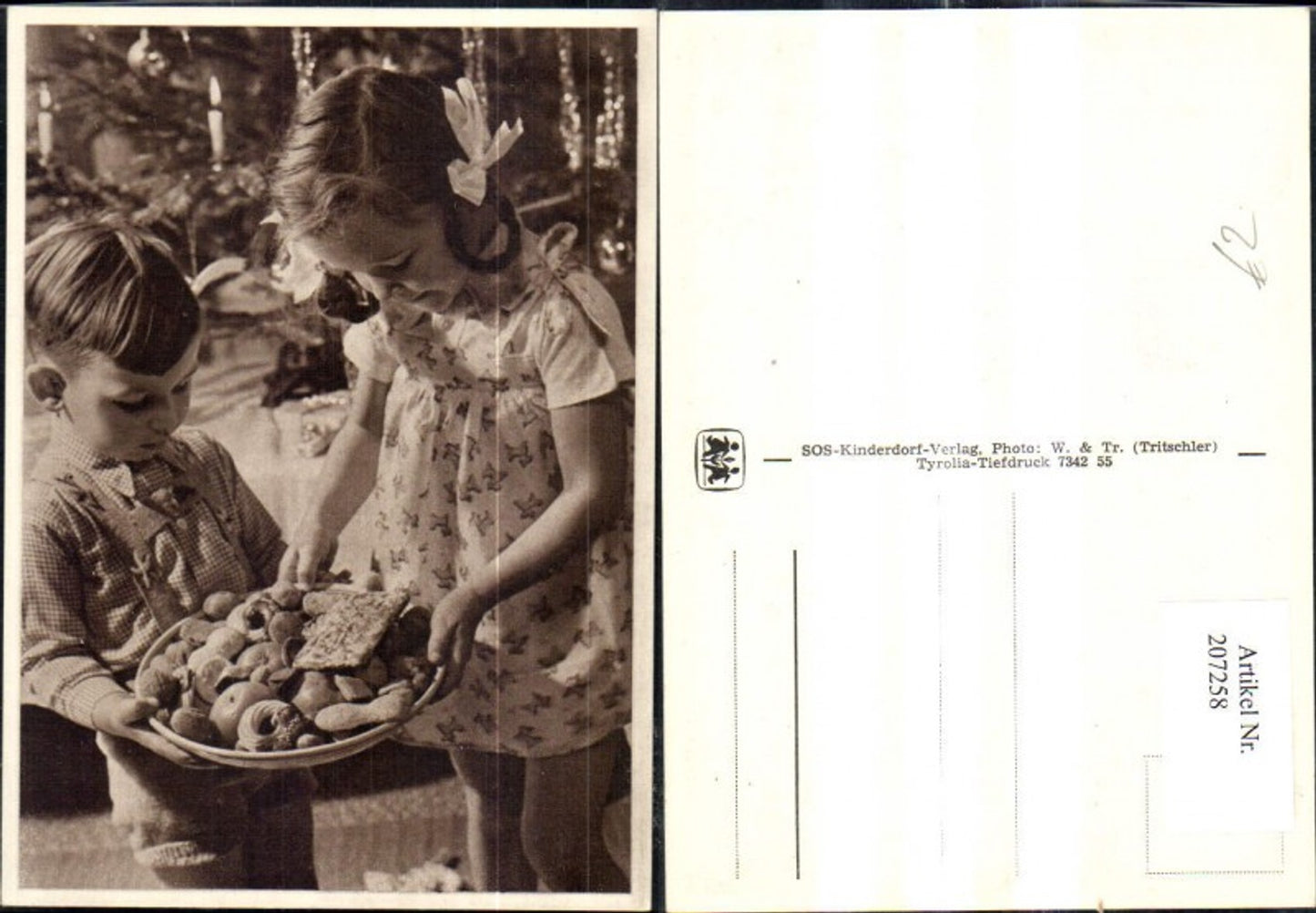 207258,SOS Kinderdorf Kinder m. Schale m. Äpfel Nüsse Lebkuchen v. Christbaum Weihnachtsbaum