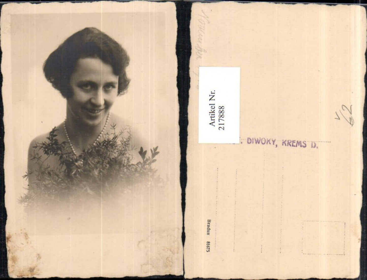 217888,Frau m. Kette u. Blumenstrauß Portrait pub Photo Diwoky Krems a. d. Donau November 1928