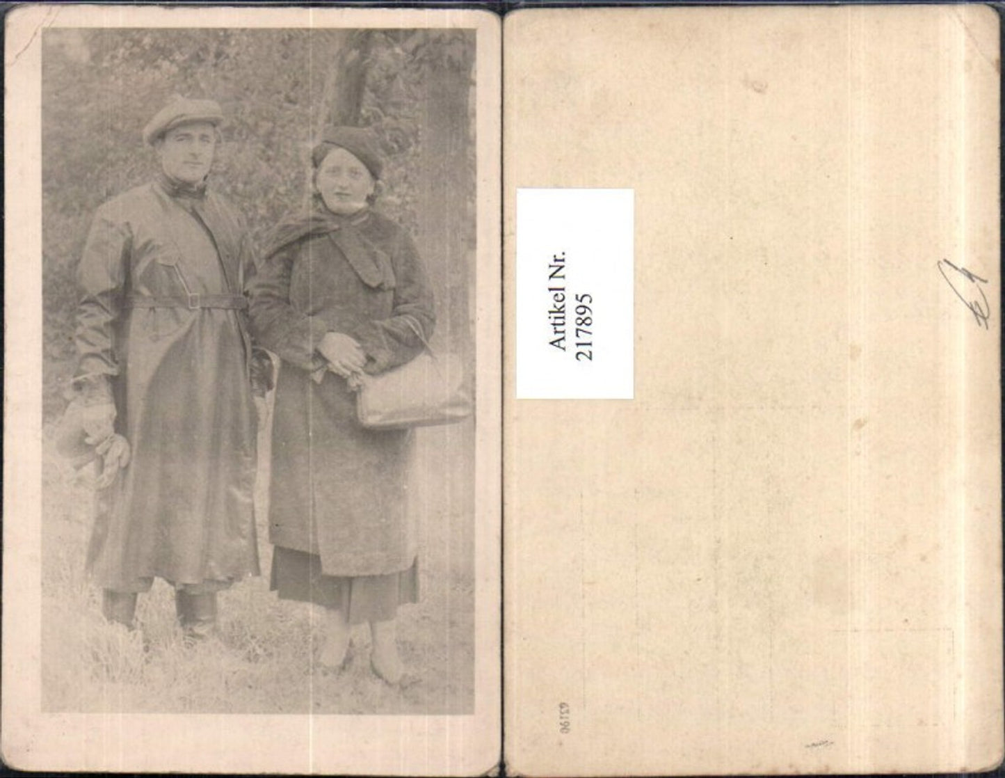 217895,Foto AK Frau m. Hut u. Mantel Tasche Mann m. Hut