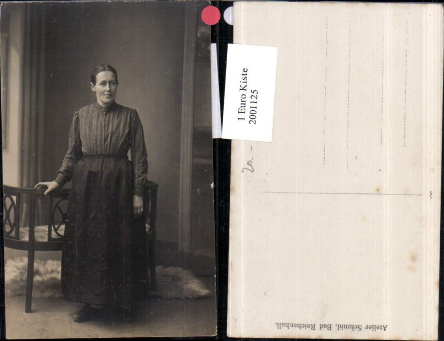 2001125,Frau im Kleid Sitzbank pub Atelier Schmid in Bad Reichenhall