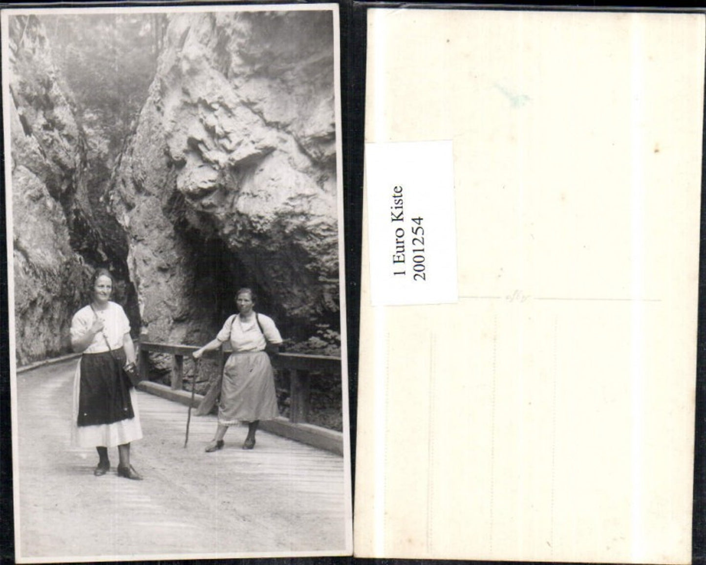 2001254,Foto AK Frauen m. Kleider b. Spazieren Stock Tasche Felsen Straße