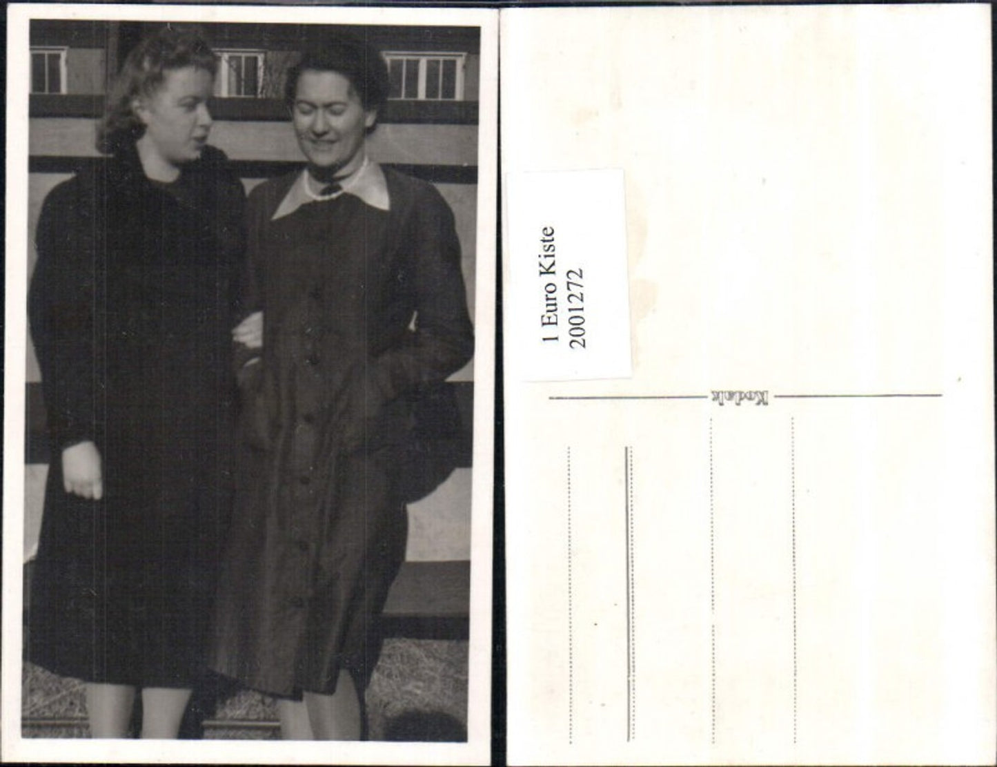 2001272,Foto AK Frauen m. Mantel