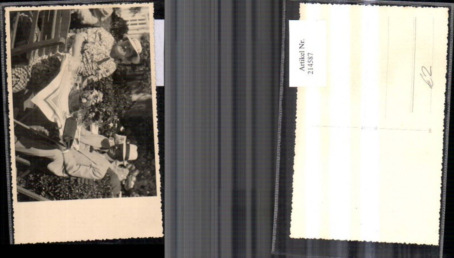 214587,Foto Ak Frau Mann m. Hut a. Tisch