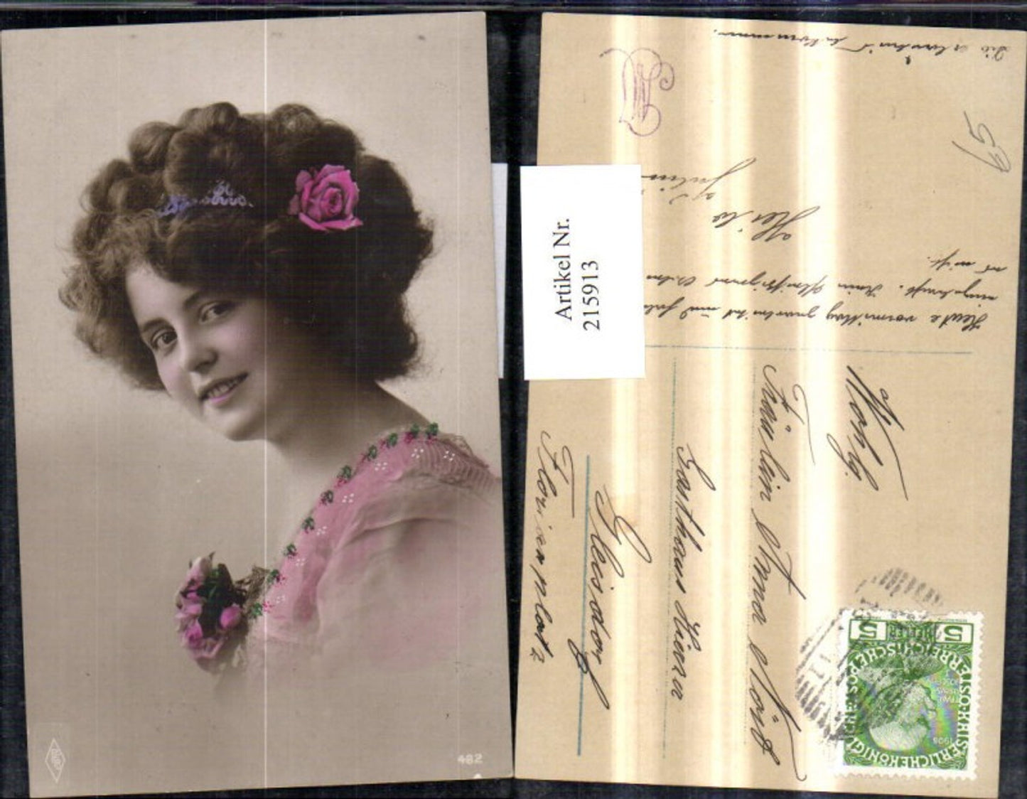 215913,Frau Mädchen Portrait Haarschmuck Rosen i. Haar Rosen a. Kleid