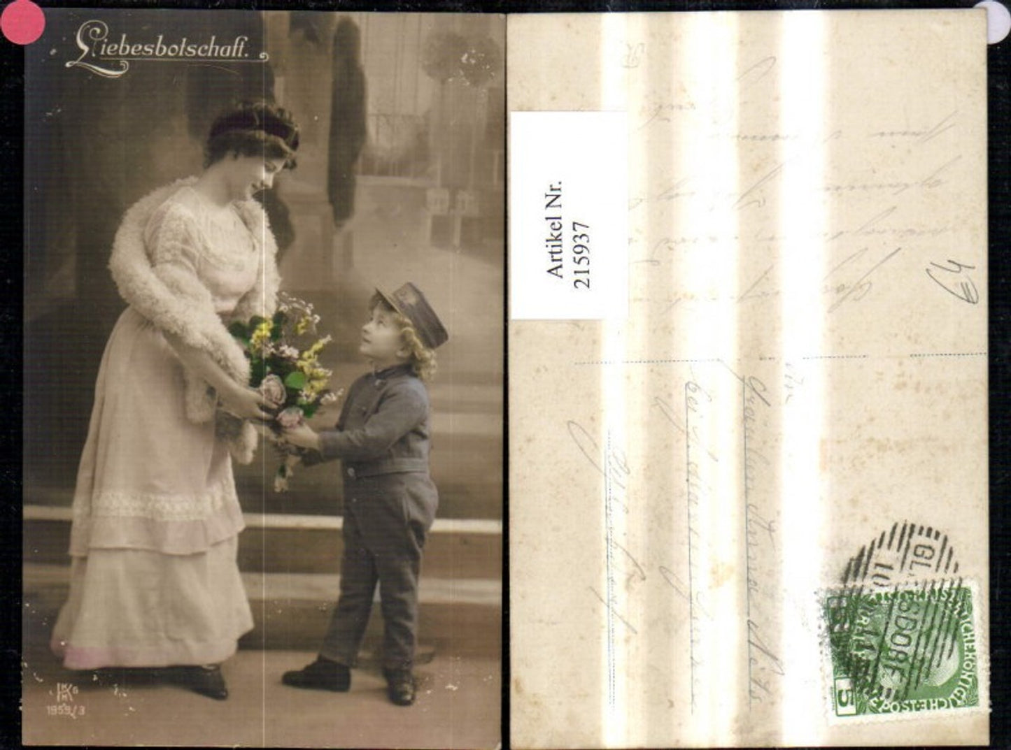 215937,Frau m. Pelzstola Blumen Strauß v. Kind Bub Liebesbotschaft