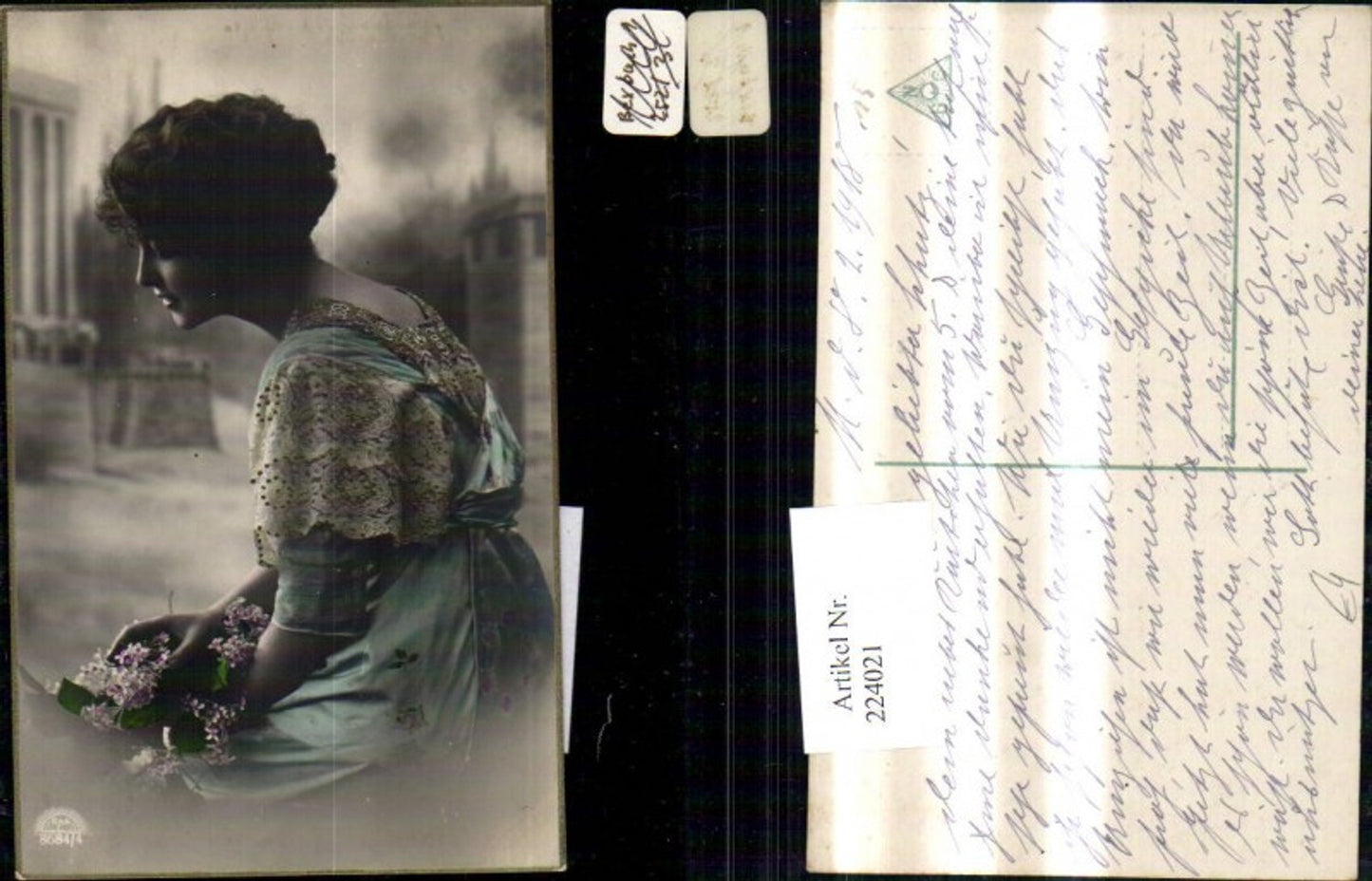 224021,Frau m. Blumen Kleid Seitenansicht