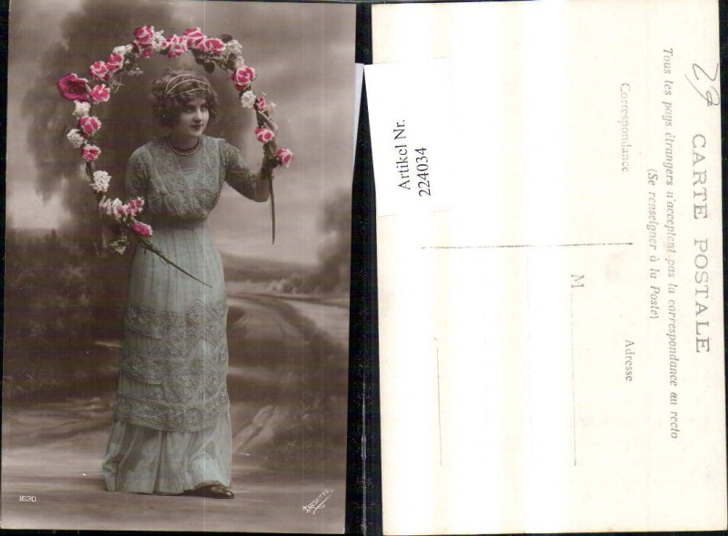 224034,Frau m. Kleid Spitzenkleid Perlenkette Kette i. Haar Blumenbogen Blumen