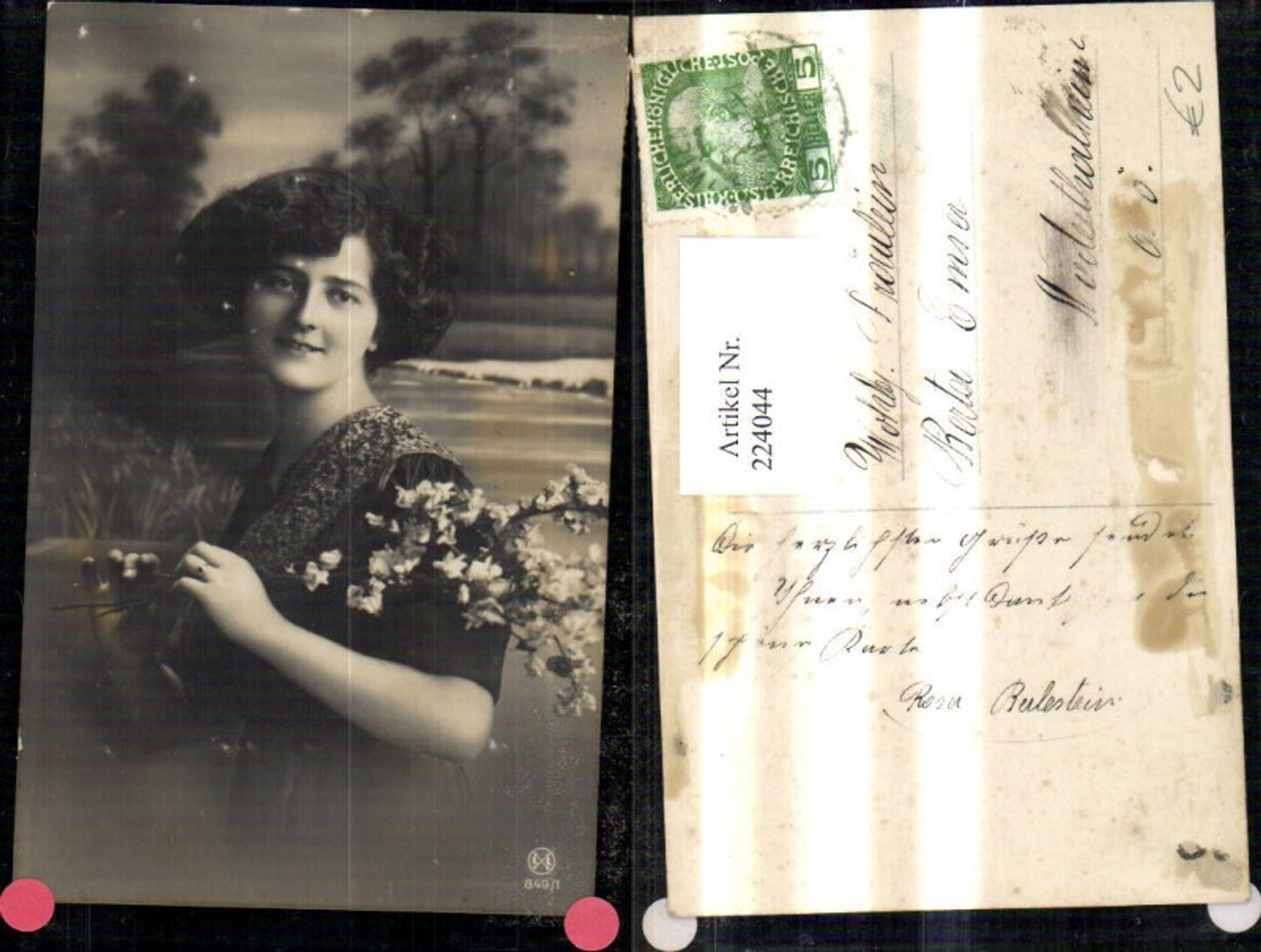 224044,Frau m. Zweigen Strauß