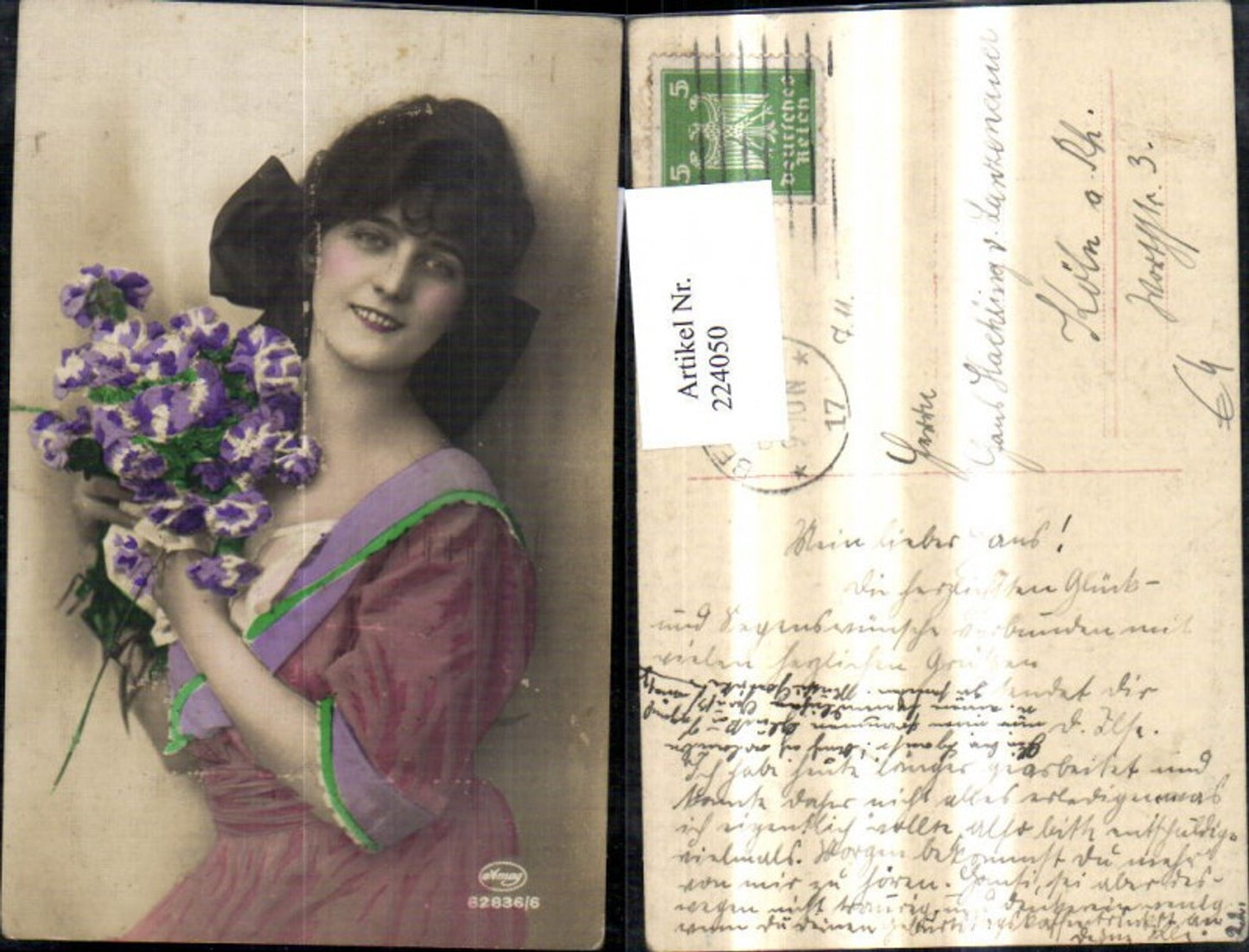 224050,Frau m. Schleife i. Haar Blumen Strauß