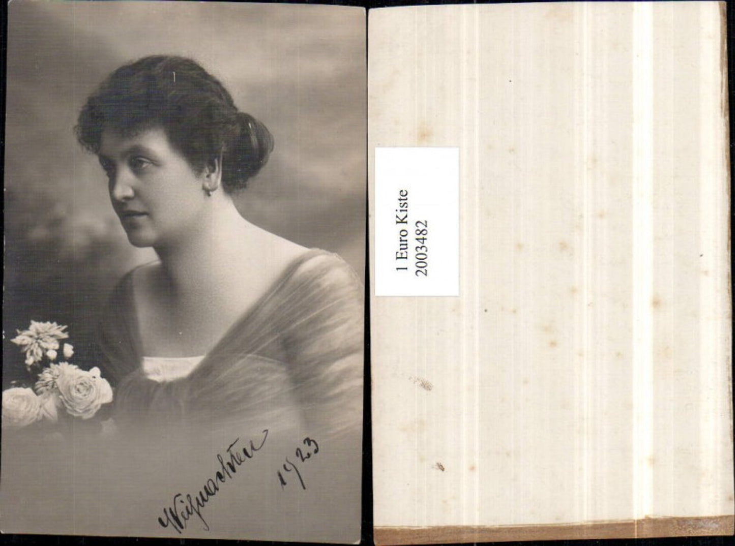 2003482,Weihnachten Frau m. Ohrringe Blumenstrauß Portrait