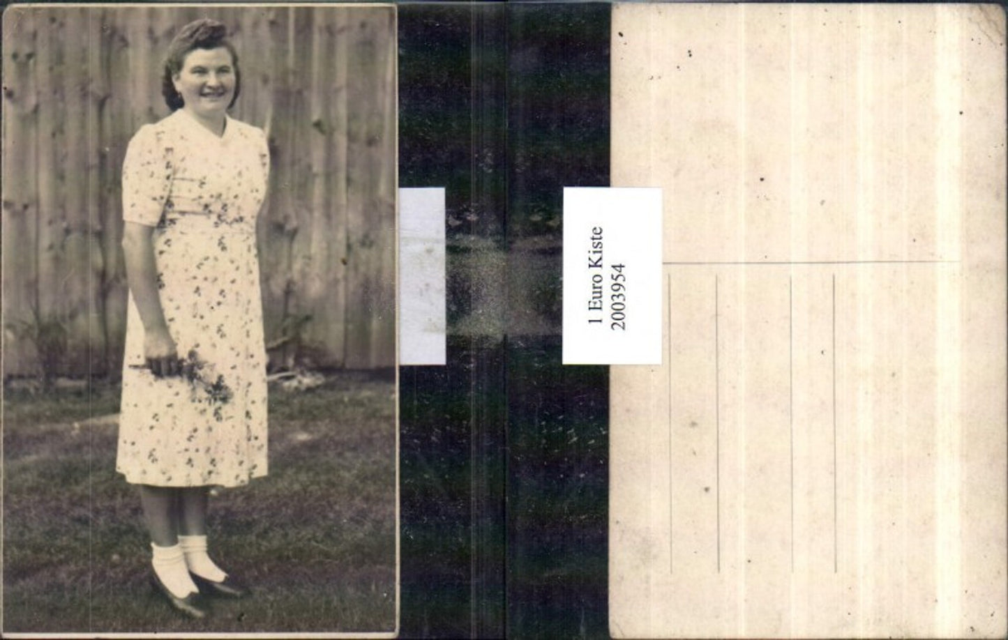 2003954,Foto AK Frau m. Kleid Blumenstrauß