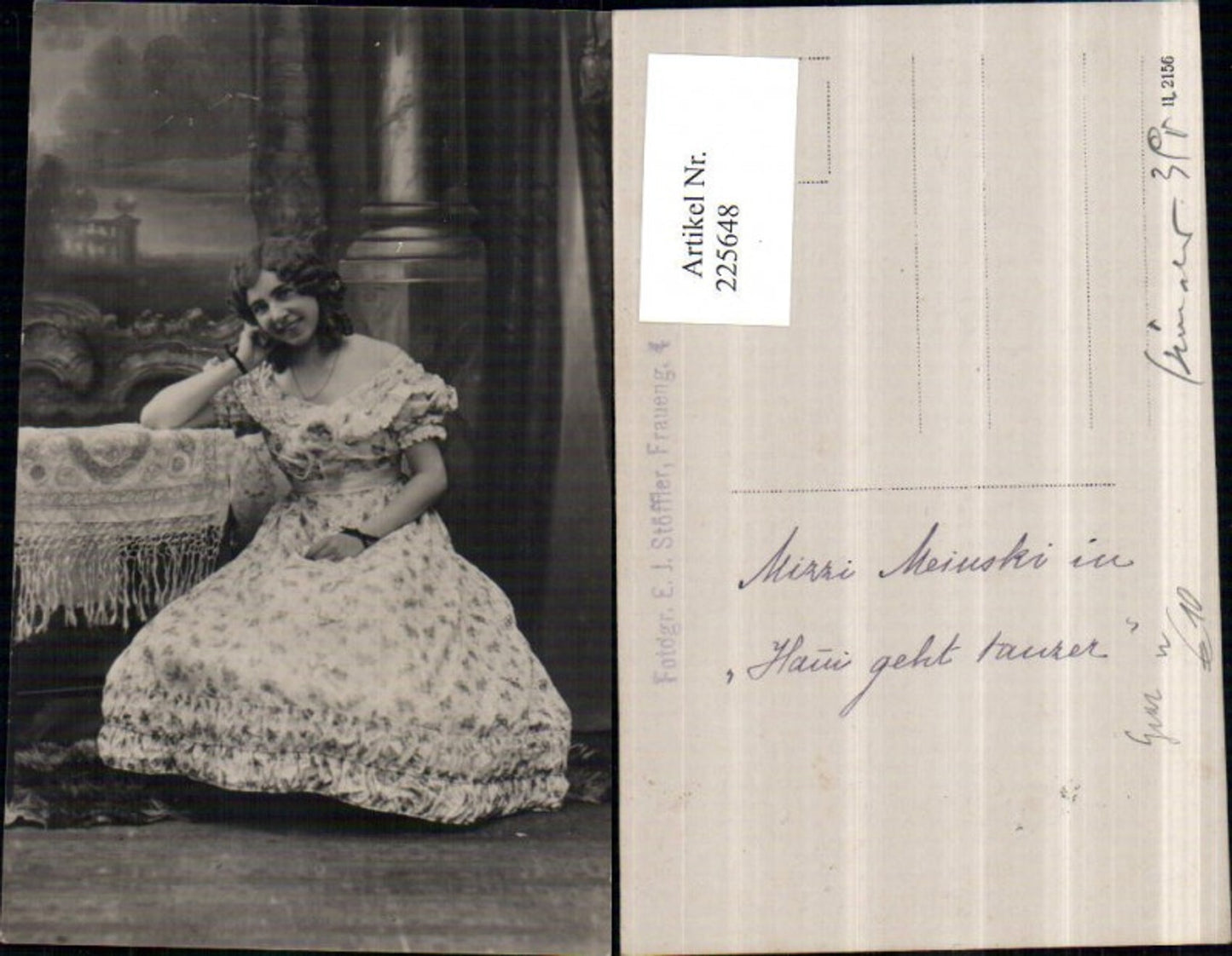 225648,Mizzi Meinski m. Kleid in Hanni geht tanzen Graz Theater