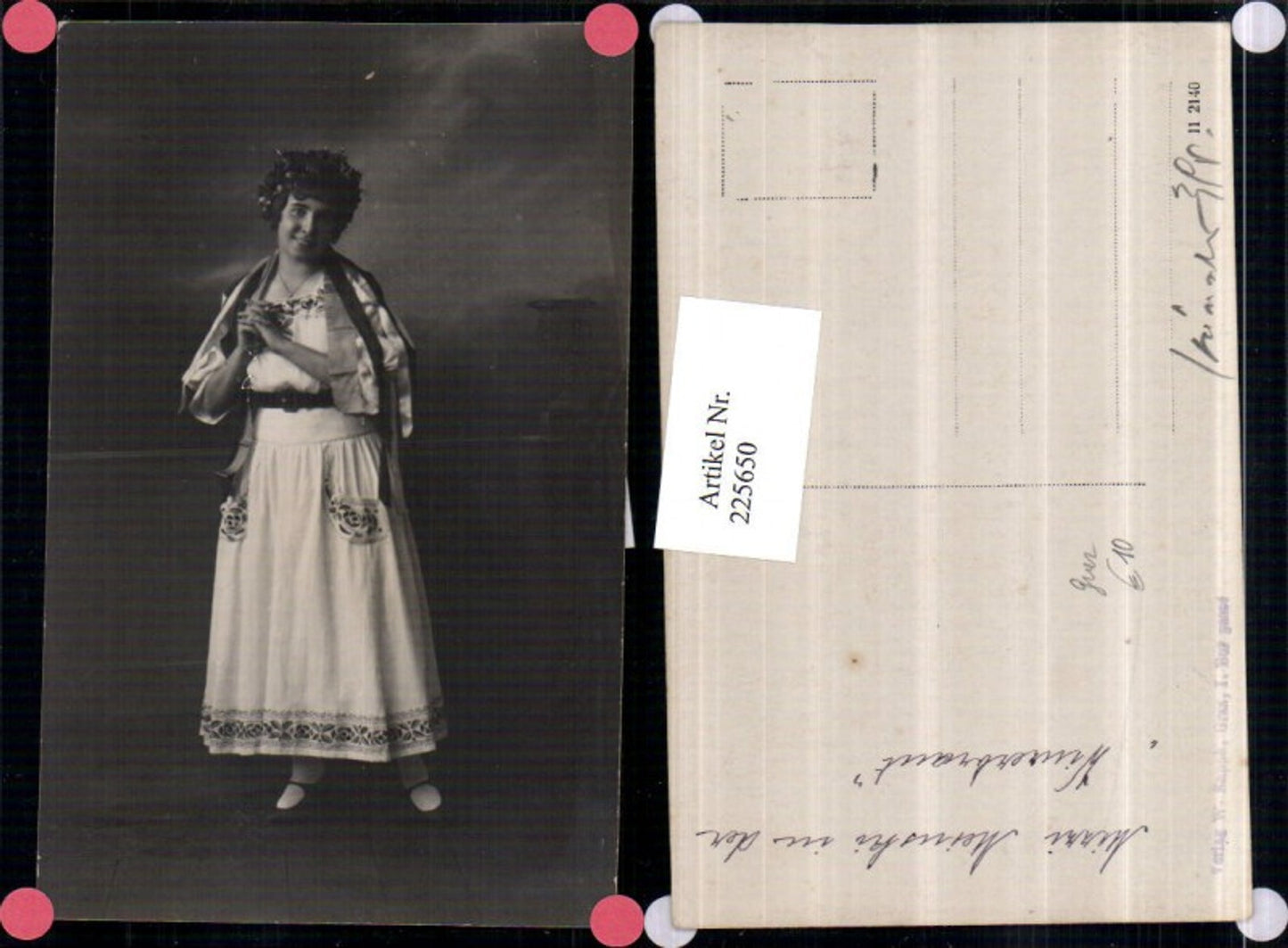 225650,Mizzi Meinski m. Kleid b. Beten in der Winzerbraut Graz Theater