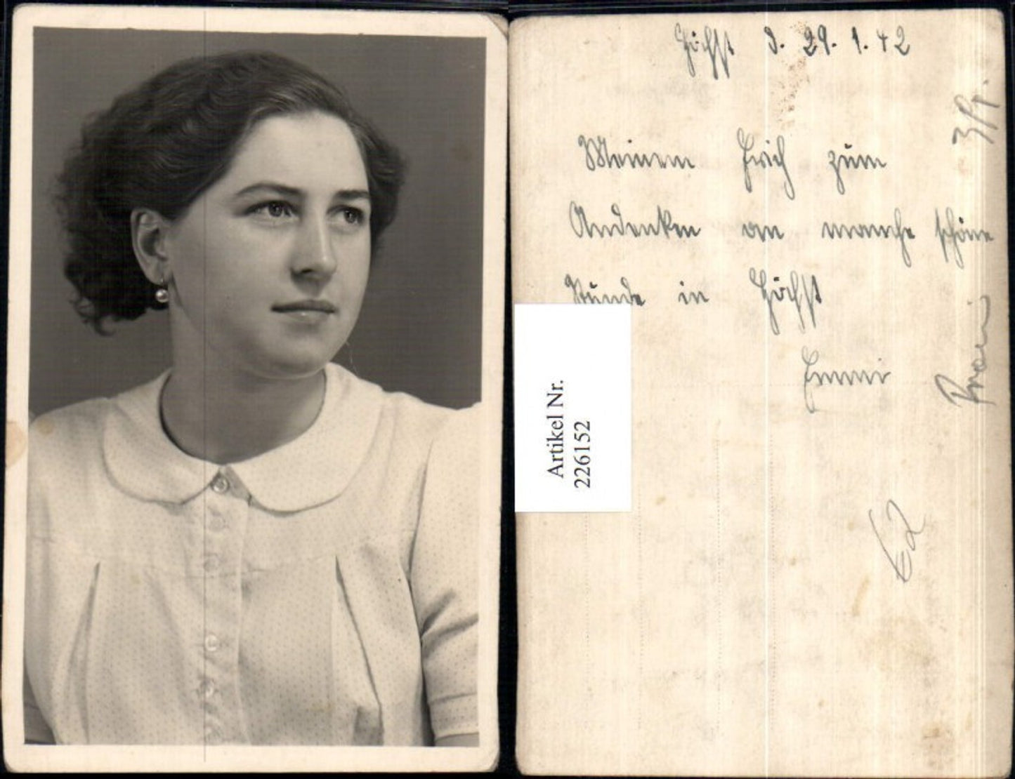 226152,Frau m. Ohrringe Bluse Portrait