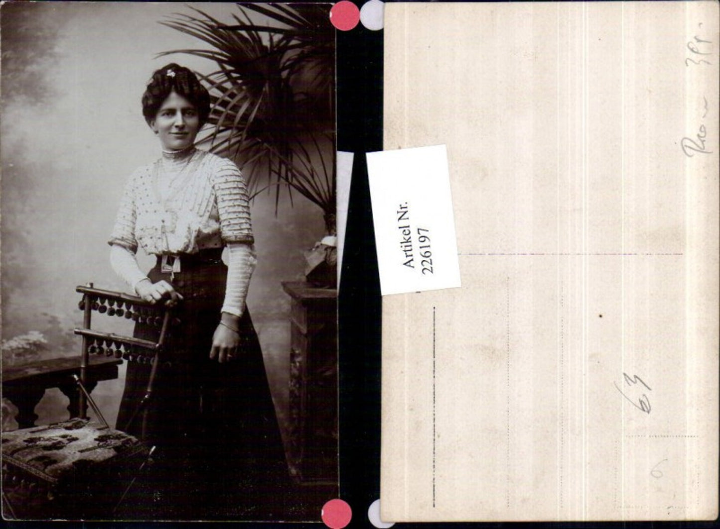 226197,Frau m. Kleid Sessel Stuhl Portrait