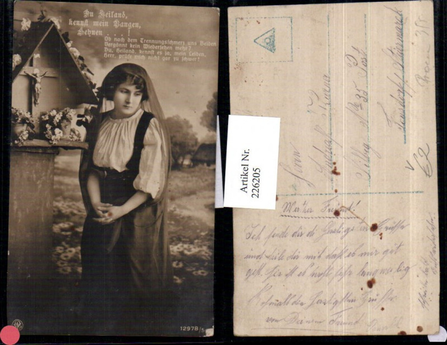 226205,Frau m. Kleid b. Beten Kopftuch Wegkreuz Kreuz pub NPG 12978/5
