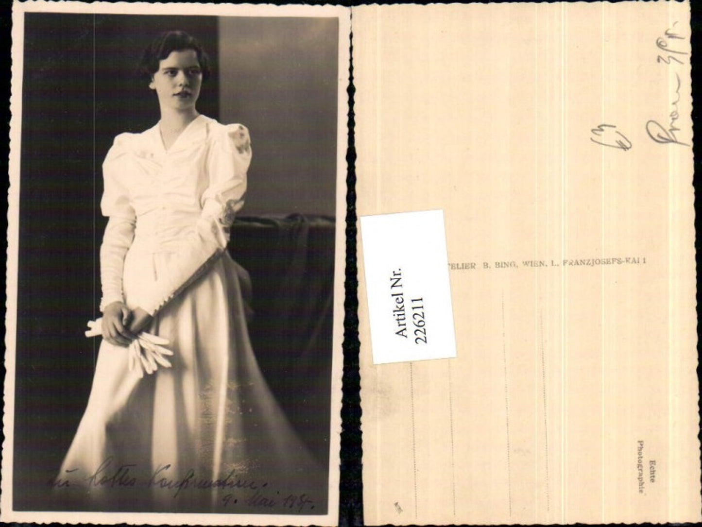 226211,Frau m. Kleid Handschuhe Portrait