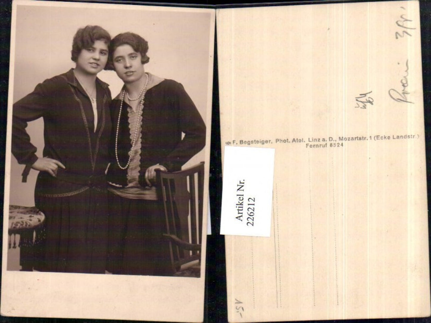 226212,Frauen Kette Perlenkette Stuhl Sessel pub F. Begsteiger Linz