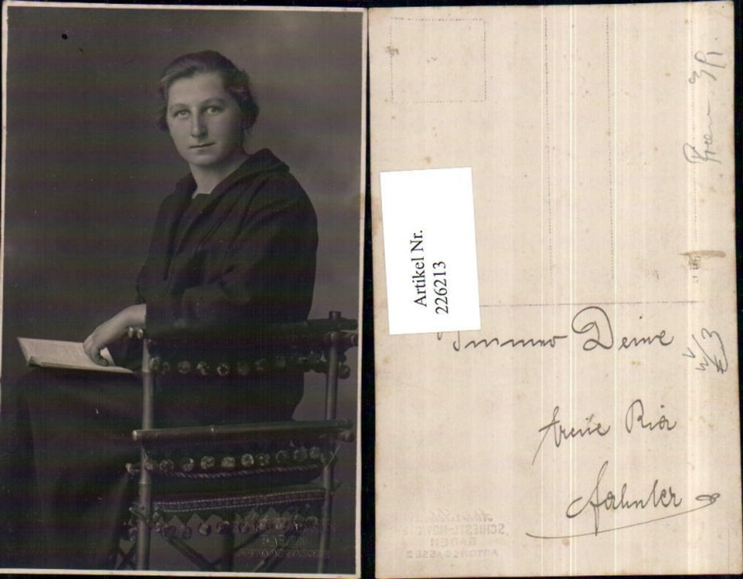 226213,Frau Portrait m. Buch Stuhl Sessel pub Atelier Schliestl Nowotny Baden
