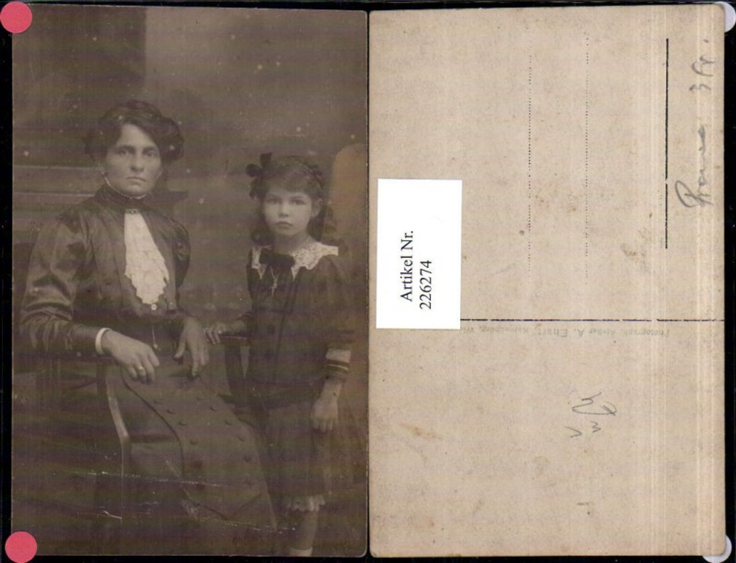 226274,Frau m. Kind Kleid Stuhl Sessel Portrait pub Photograph Atelier A. Ehart Korneuburg