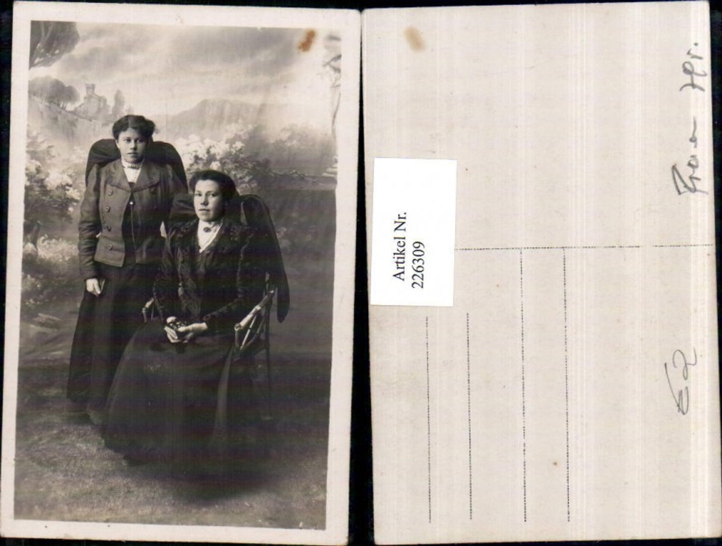 226309,Frauen m. Kleid Stuhl Sessel Buch Portrait