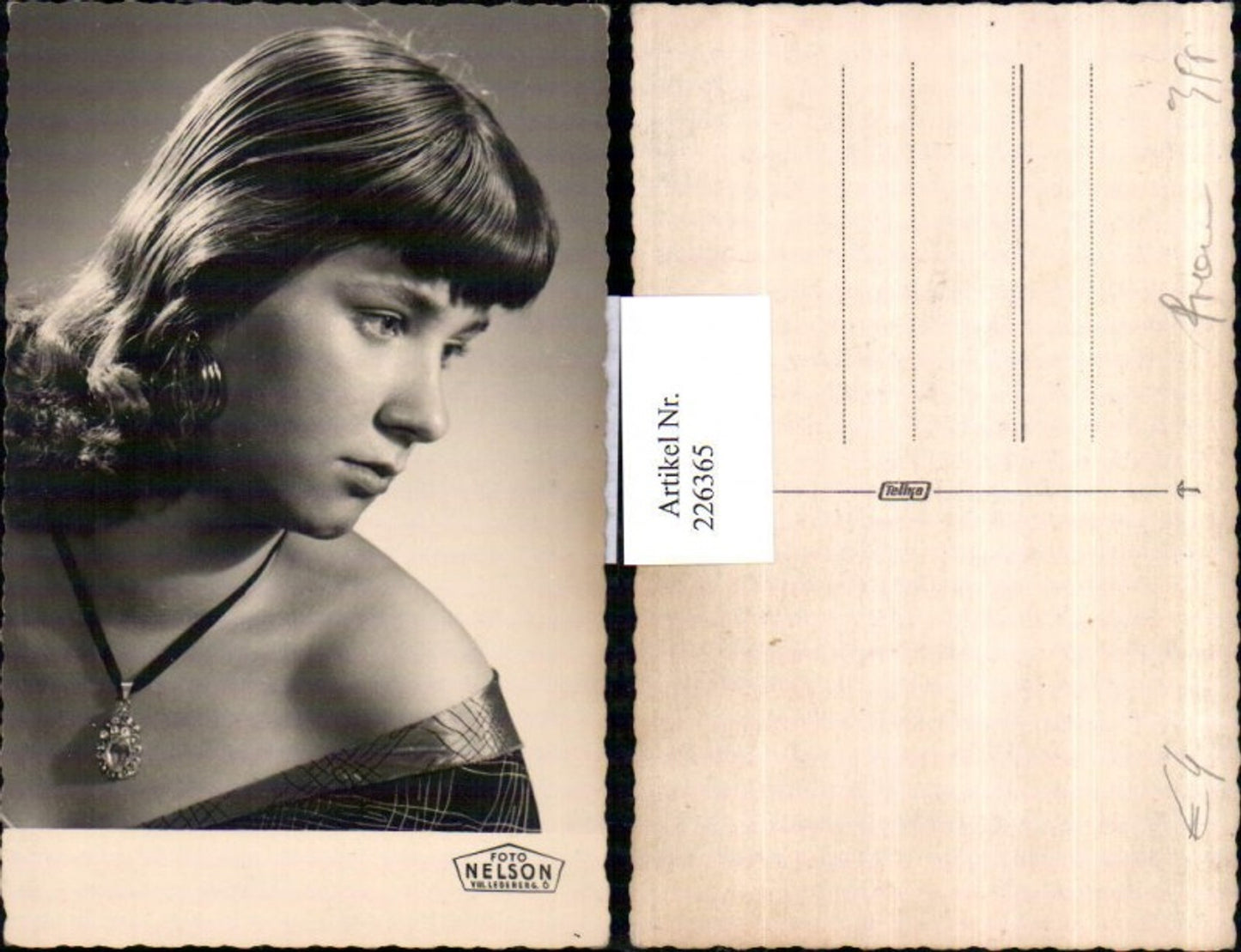 226365,Frau Mädchen m. Ohrringe Kette Portrait pub Foto Nelson Lederberg