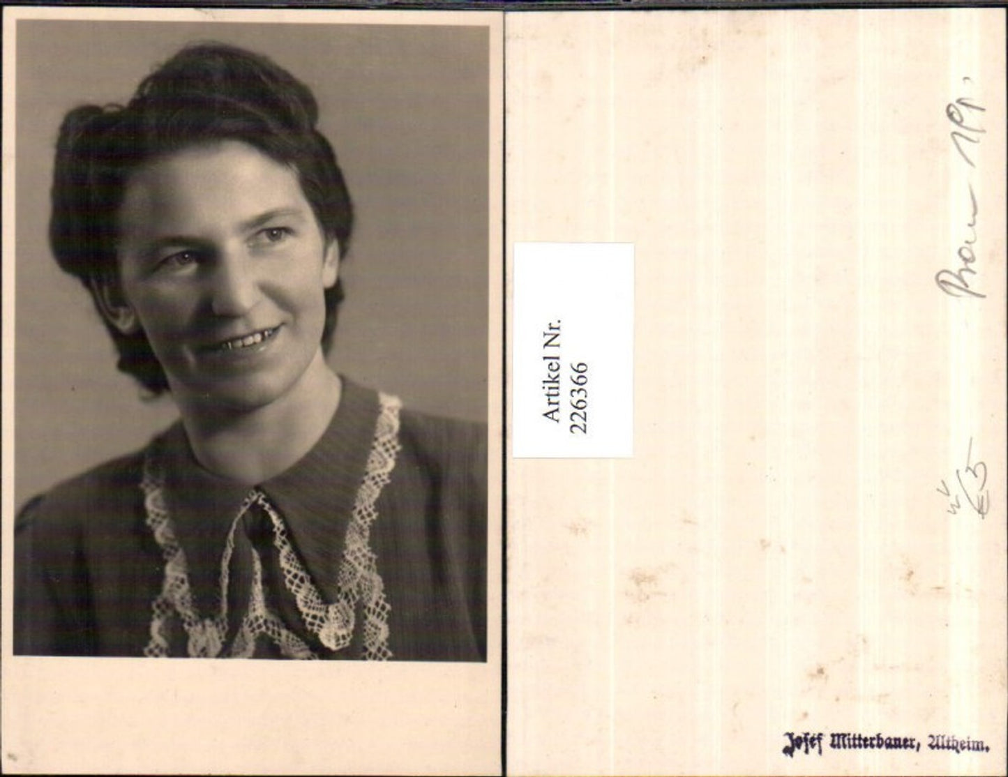 226366,Frau m. Goldzahn Portrait pub Josef Mitterbauer Altheim