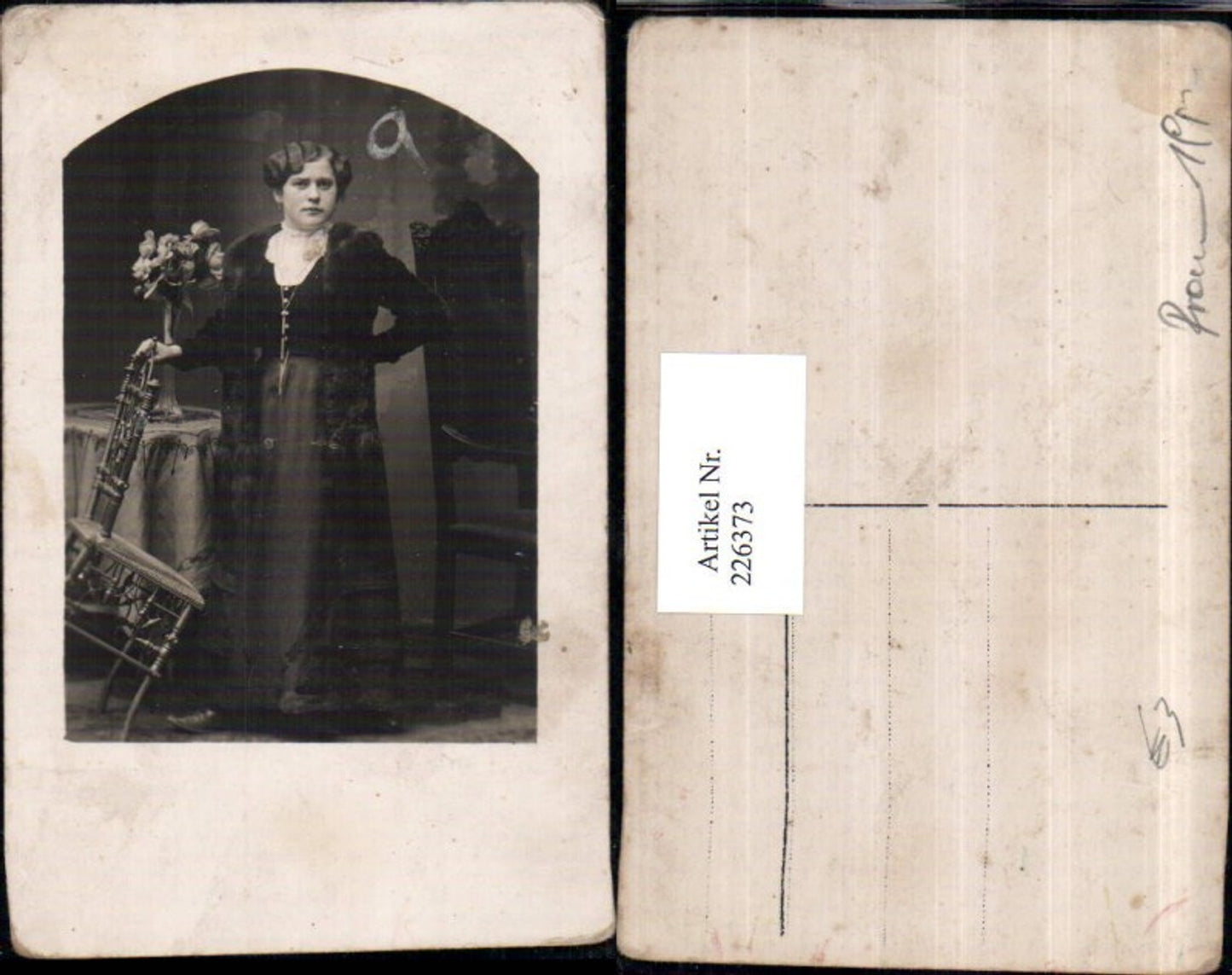 226373,Frau m. Kleid Stuhl Sessel Pelzmantel Tisch Vase Rosen Portrait