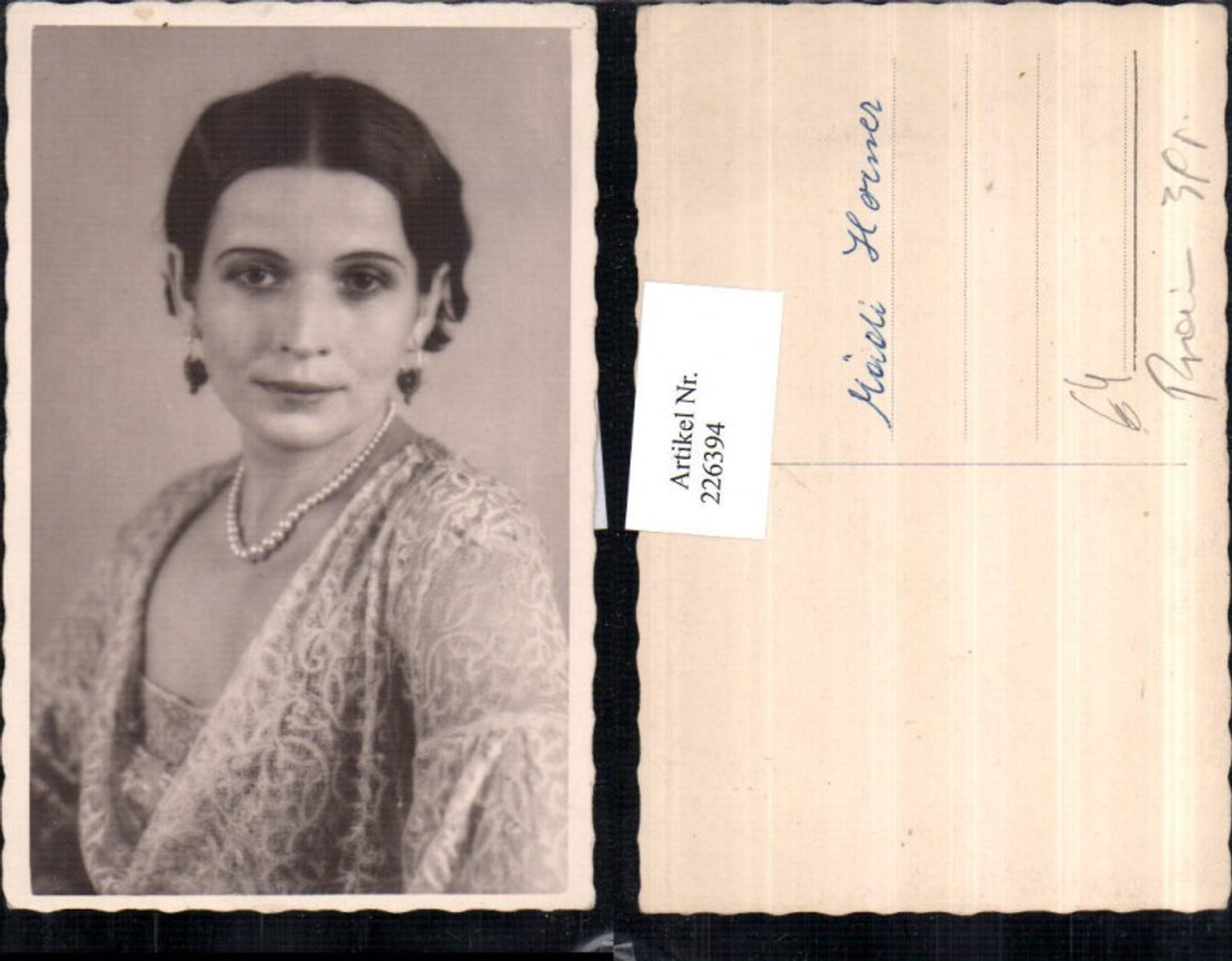 226394,Frau m. Ohrringe Perlenkette Kette Portrait