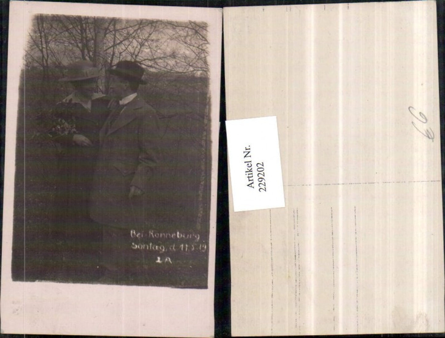 229202,Foto AK Ronneburg Thüringen Liebespaar Liebe Mann u. Frau m. Hut Blumenstrauß 1919