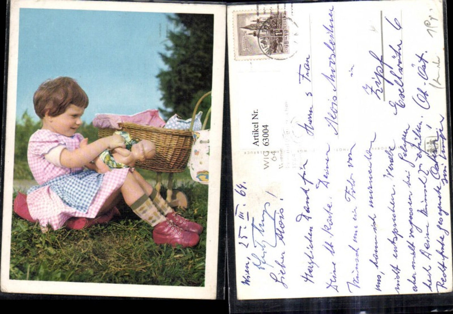 63004,SOS Kinderdorf Mädchen m. Puppe Puppenwagen a Wiese