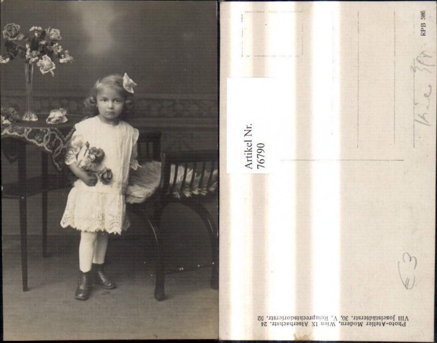 76790,Mädchen m. weissen Kleid b. Hocker Blumen Vase Rosen
