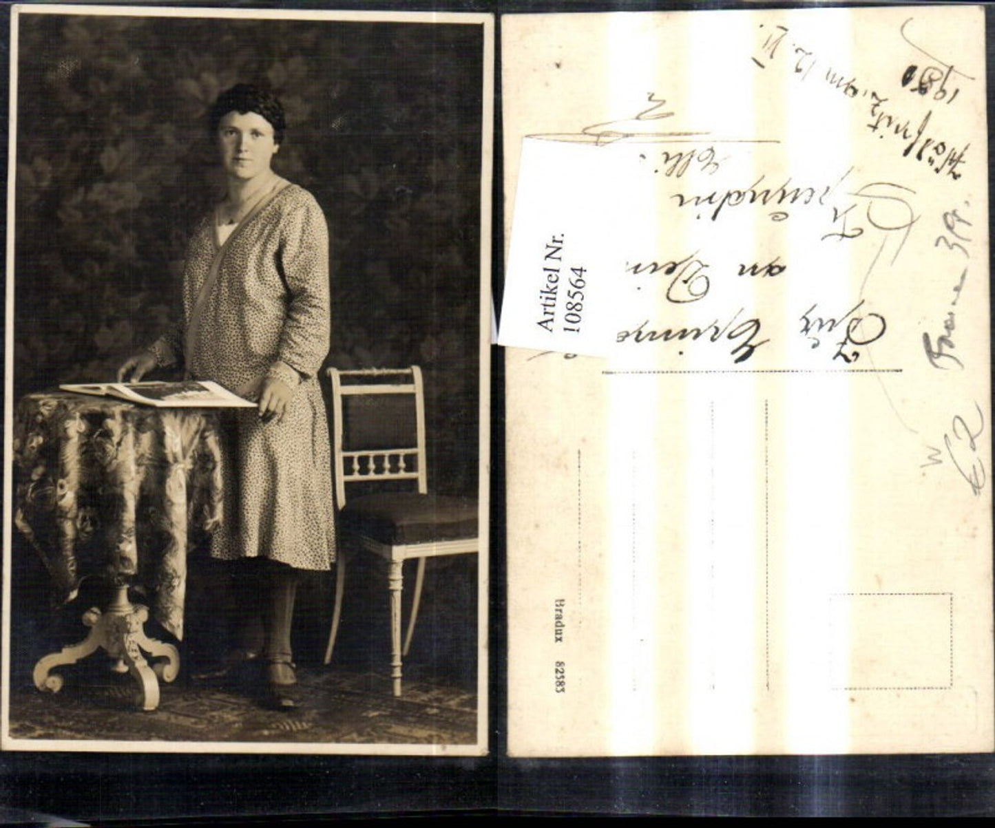 108564,Foto Ak Frau m. Buch b. Tisch Wölfnitz b. Klagenfurt am Wörthersee