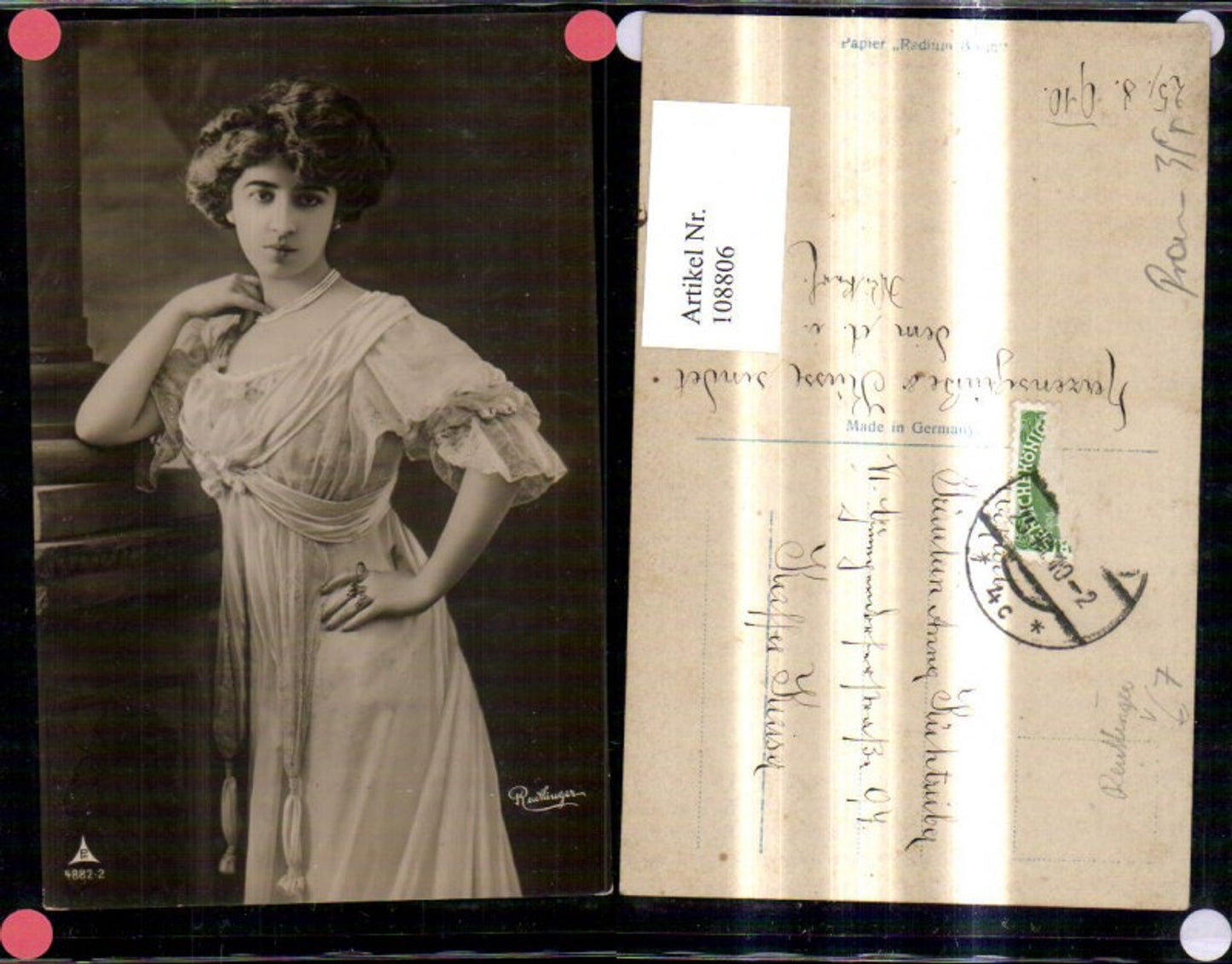 108806,Frau Portrait Kleid Perlenkette pub Reutlinger