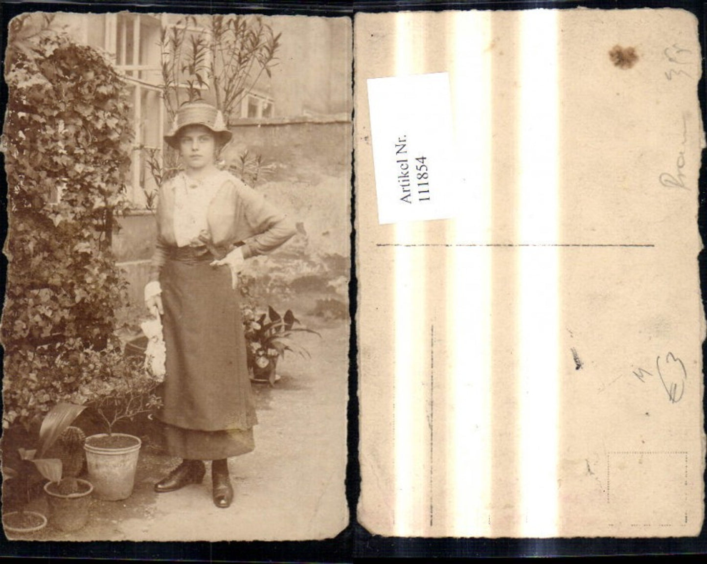 111854,Foto Ak Mädchen Frau m. Hut v. Haus Handtasche